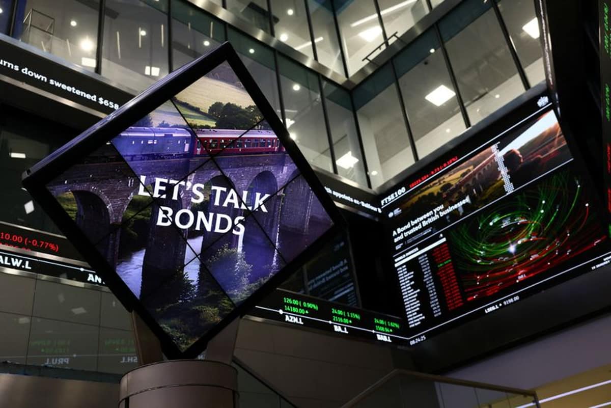 倫敦證券交易所熒幕顯示 Let's talk bonds
