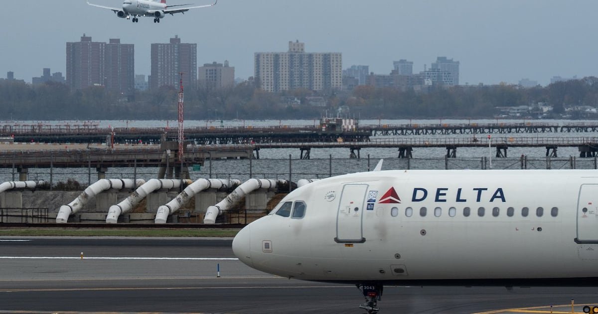 Delta 客機喺 LaGuardia 機場